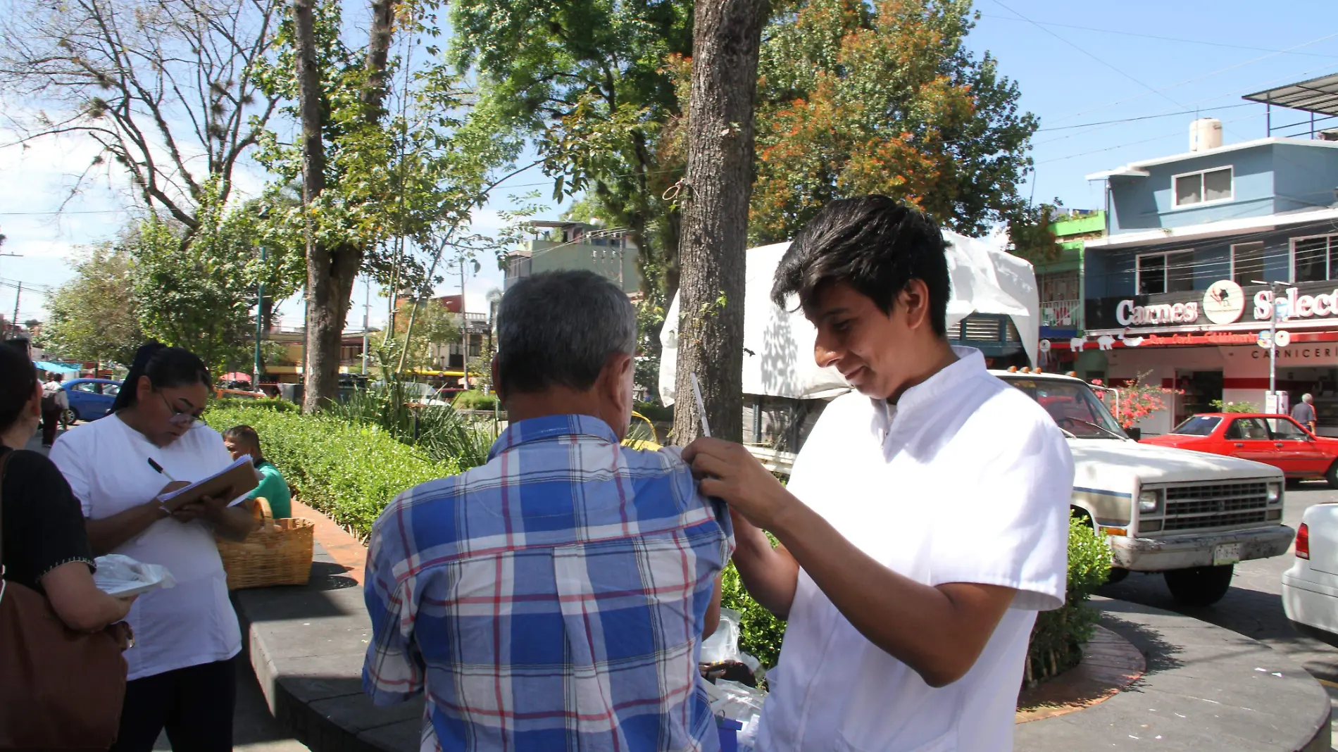 Xalapeños se protegen de Covid e influenza; ubicación para vacunarse 